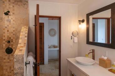 Lovango Resort And Beach Club