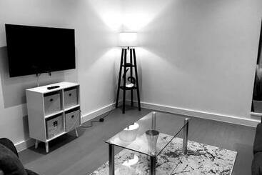 پانسیون Maplewood Luxurious One Bed Flat With Free Parking