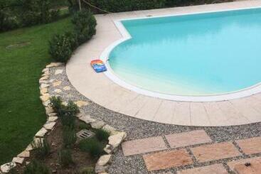 هتل Agriturismo Il Glicine Bianco