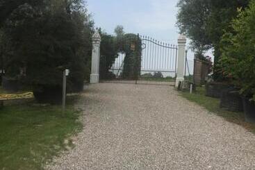 هتل Agriturismo Il Glicine Bianco