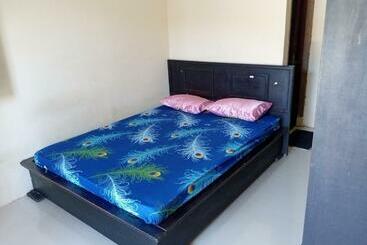 בית מלון כפרי Oyo 90852 Madani Guesthouse