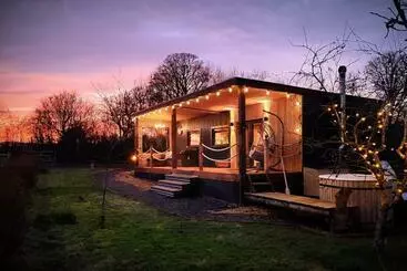 ホテル Bastle Retreats Cabin With Hot Tub