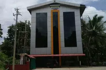 ホテル Adheesh Lodge