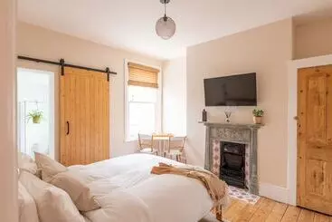 Aamiaismajoitus (B&B) Doghouse Margate