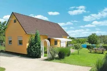 ペンション önálló, Klimatizált, Medencés Nyaraló A Balatonnál!