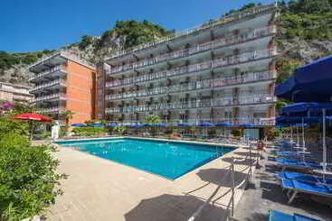اقامتگاه Aparthotel Santa Tecla