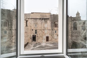 تختخواب و صبحانه Tifani Luxury Rooms