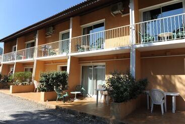 هتل Camping Les Castors