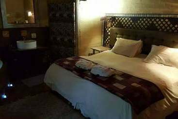 Pension Essential Rose Room African Silhouette Country House For Essential Workers