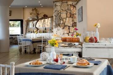 בקתות Torre San Vito Hotel Villaggio