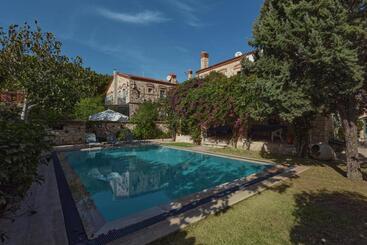 Отель Alacati Zeytin Konak