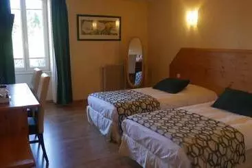 ホテル Logis Le Saint Cyr