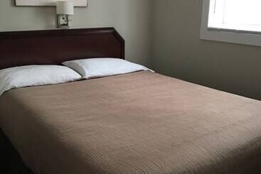 Royalty Maples Cottages And Motel