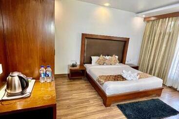 Отель Sea Hawk Hill Resort A Luxury Boutique Resort, 20 Km From Nainital