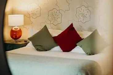 Singa Lodge Lion Roars Hotels & Lodges