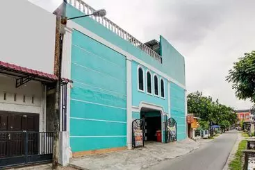 Hotel Oyo 91163 Roemah Gh