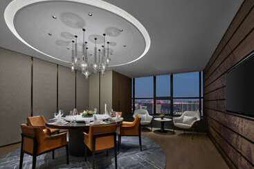 בית מלון כפרי Doubletree By Hilton Chengdu Riverside   Close To Panda Base And Chengdu East Railway