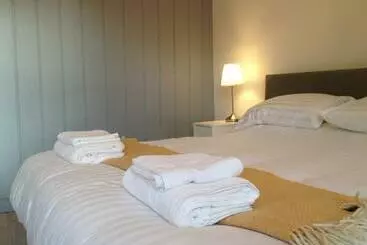Pensiune Madtom Seafood Cafe Bar & Guest Rooms