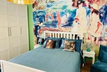 تختخواب و صبحانه Contemax Arthouse