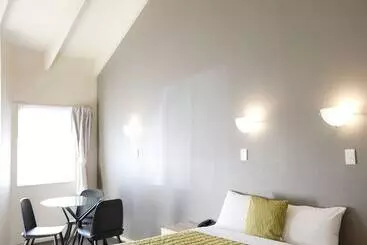 Motel Airport Manor Inn