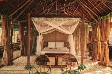 هتل Kizingo Beach Eco Lodge