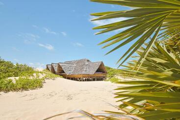هتل Kizingo Beach Eco Lodge