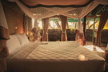 Отель Kizingo Beach Eco Lodge