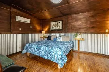 ホテル The Historic Leakey Inn