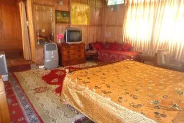 هتل Alif Laila Group Of Houseboats