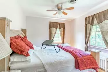 Majatalo Home Sweet Home Suite #3, Near Liberty University, And Lynchburg Hospital, Deluxe Queen Size Bedroom