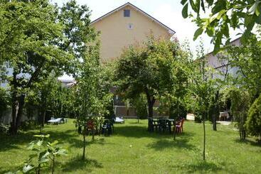 پانسیون Vila Cu Livada