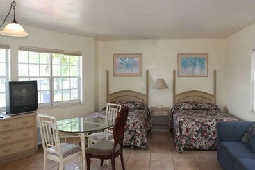 Beach And Town Motel