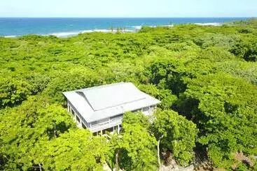 Camp Utila Village   Hostel