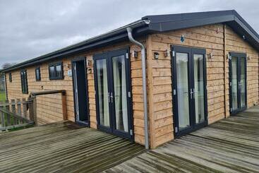 住所  Charming 3bed Lodge In Bury Saint Edmunds