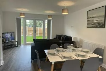 Reşedinta Beautiful 3 Bed House In Derby With Parking