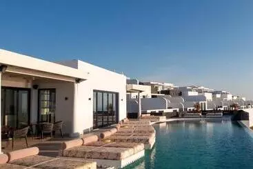 هتل Cresanto Luxury Suites