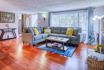 Сельский дом New Bright And Relaxing Cabin With Fireplace And Firepit