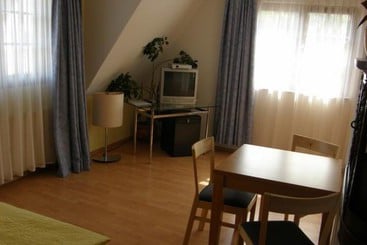 Aamiaismajoitus (B&B) Pension Zu Dresden Altpieschen