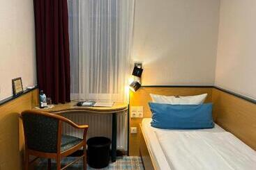 Отель Schwarzer Adler Jever