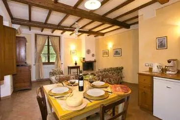 کلبه Nice Apartment In Lucignano With Shared Pool