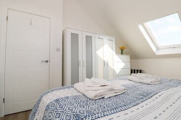 קוטג'' The Crest