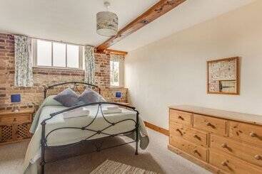 بيت ريفى Manor Farm Barn