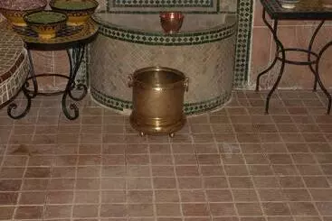 簡易ホテル Auberge Derkaoua