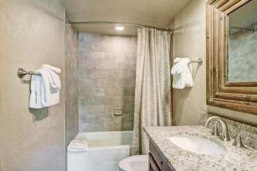 هتل 4 Bedroom Ski In, Ski Out Mountain Vacation Rental Located Next To Historic Main Street In Downtown