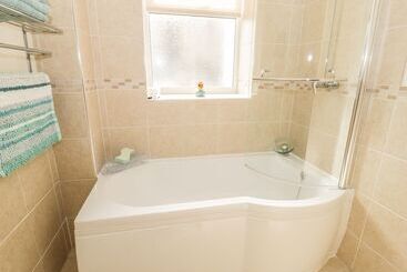 קוטג'' Gwylanedd Two