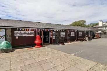 Mökkimajoitus Maritime Mews, 6 The Oakleys