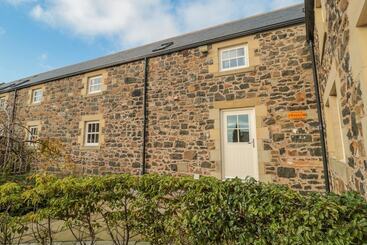 Сельский дом Granary Stone House