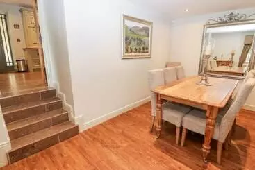 Mökkimajoitus The Old Stables