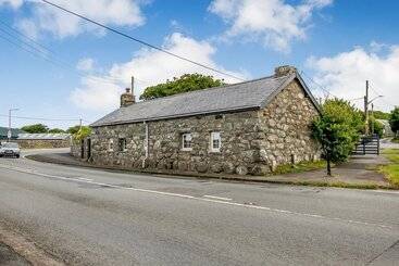 بيت ريفى Hwylfa'r Groes