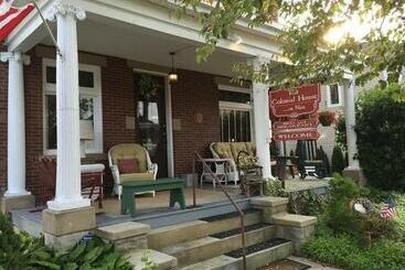 Bed and Breakfast Colonial House On Main